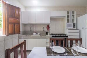 Microwave, oven, stovetop - Luxury house with pool, jacuzzi and 7 bedrooms in Porto Seguro for families (Porto Seguro)