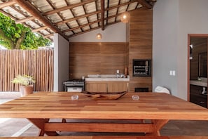 Outdoor dining - Luxury house with pool, jacuzzi and 7 bedrooms in Porto Seguro for families (Porto Seguro)