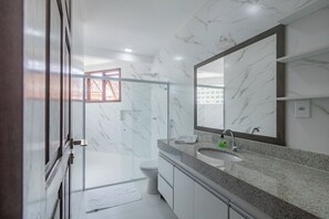 Jetted tub, towels, soap - Luxury Home Brito's House | Private Pool | 5 min from the Beach (Porto Seguro)