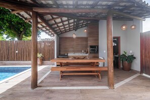 Outdoor dining - Luxury Home Brito's House | Private Pool | 5 min from the Beach (Porto Seguro)
