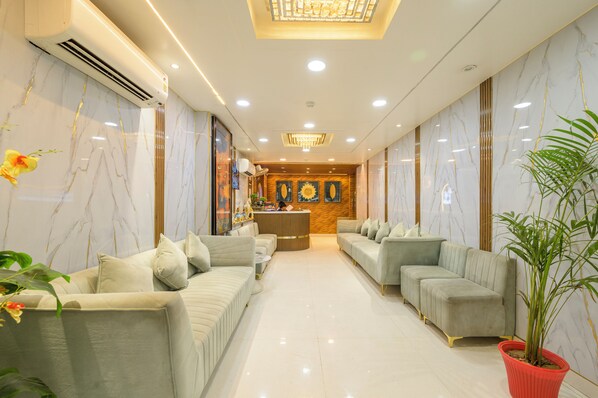 Reception - Prince Diamond Hotel (Varanasi)