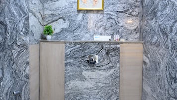 提供毛巾、洗頭水、廁紙