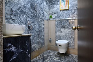 Superior Room | Bathroom | Towels, shampoo, toilet paper - Prince Diamond Hotel (Varanasi)