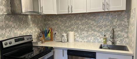 Microondas, horno, parrilla de estufa y lavavajillas