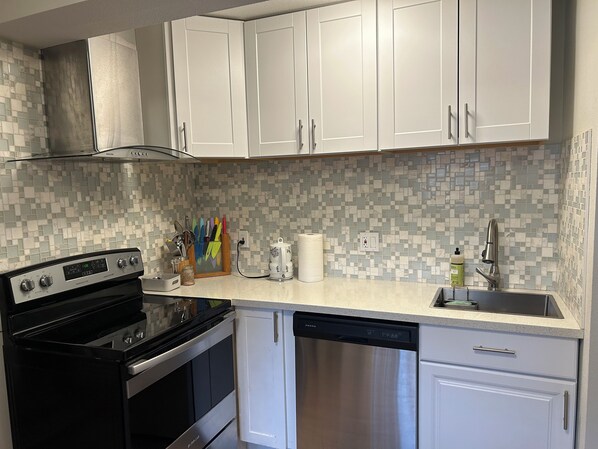 Four Ă micro-ondes, un four, surface de cuisson, lave-vaisselle