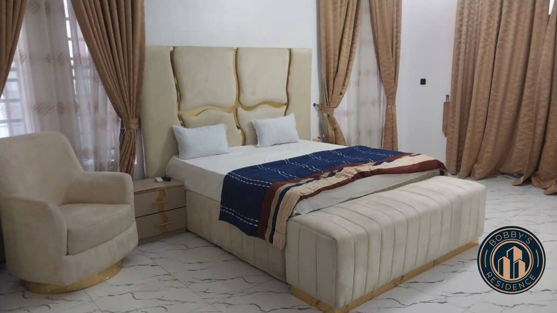 5 bedrooms, iron/ironing board, WiFi, bed sheets