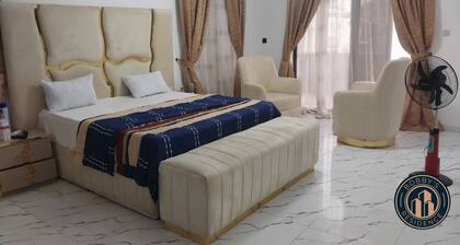 Luxurious 5 Bedroom - Lekki Getaway - Private Indoor Pool & AC