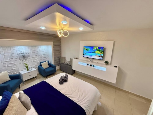 Isla Verde Beachfront Retreat With Parking