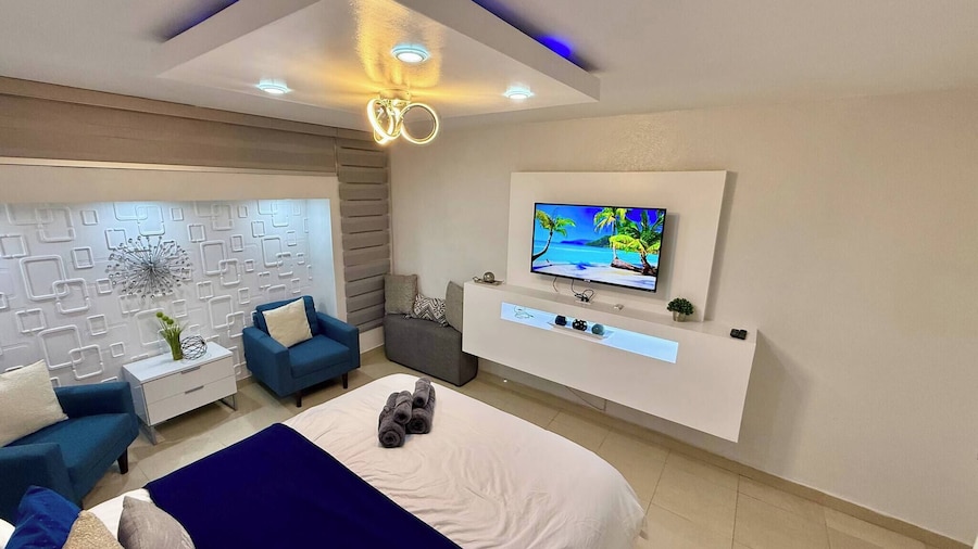 Isla Verde Beachfront Retreat With Parking