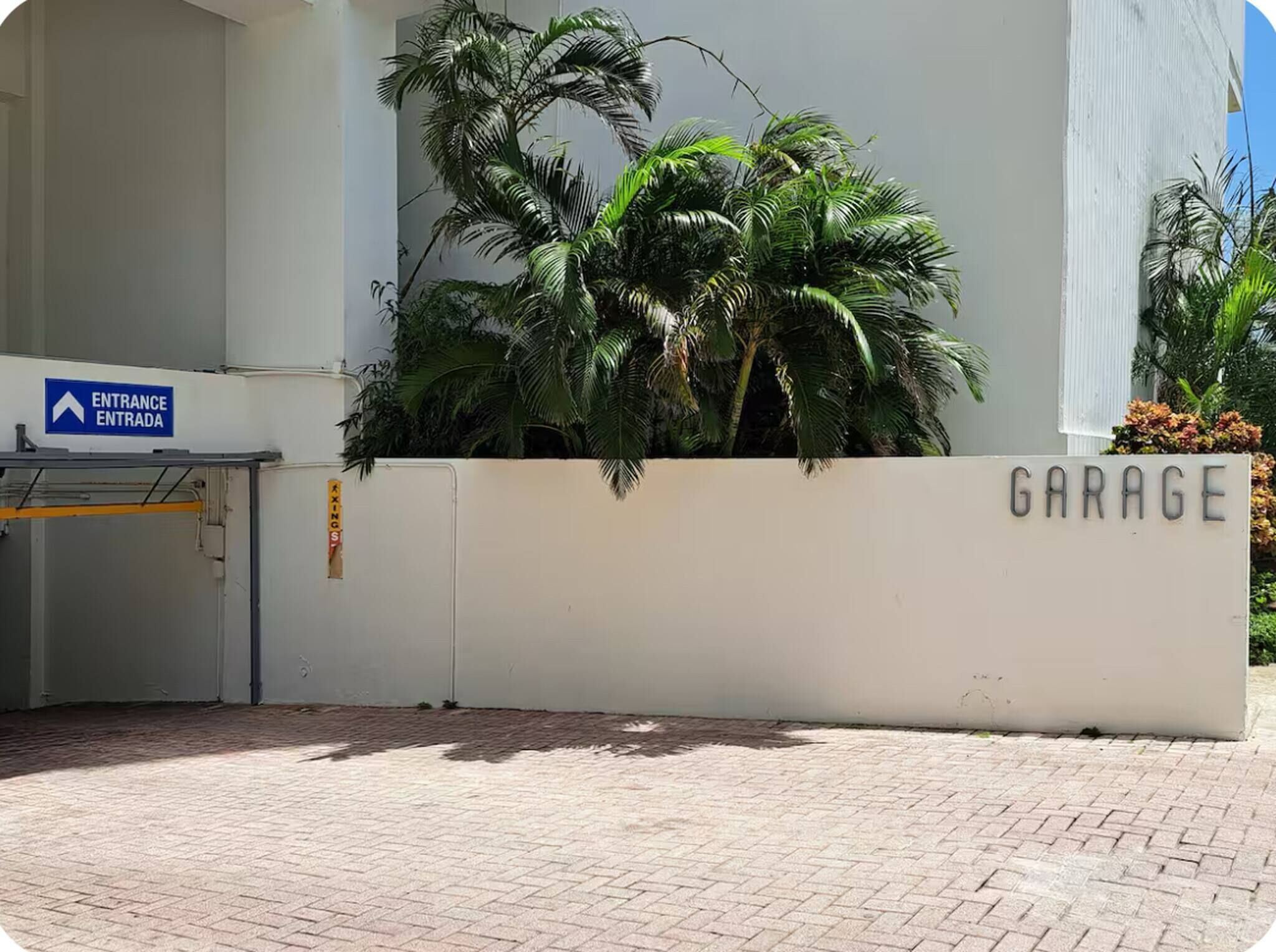 Une entrée d’immeuble avec une pancarte indiquant un garage.