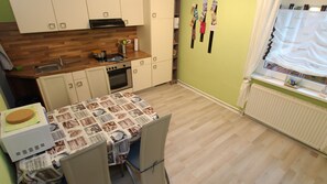 冷蔵庫、電子レンジ、オーブン、コンロ