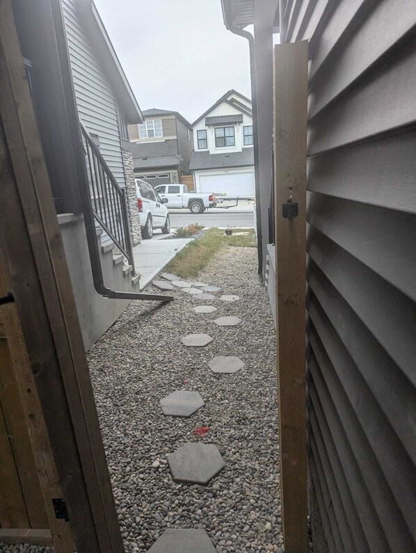 Property grounds - Starlight Haven: Modern 2-Bedroom Suite, Private Entry near Shopping & Dining (Calgary)