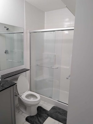 Secadora de cabello, toallas, jabón, papel de baño