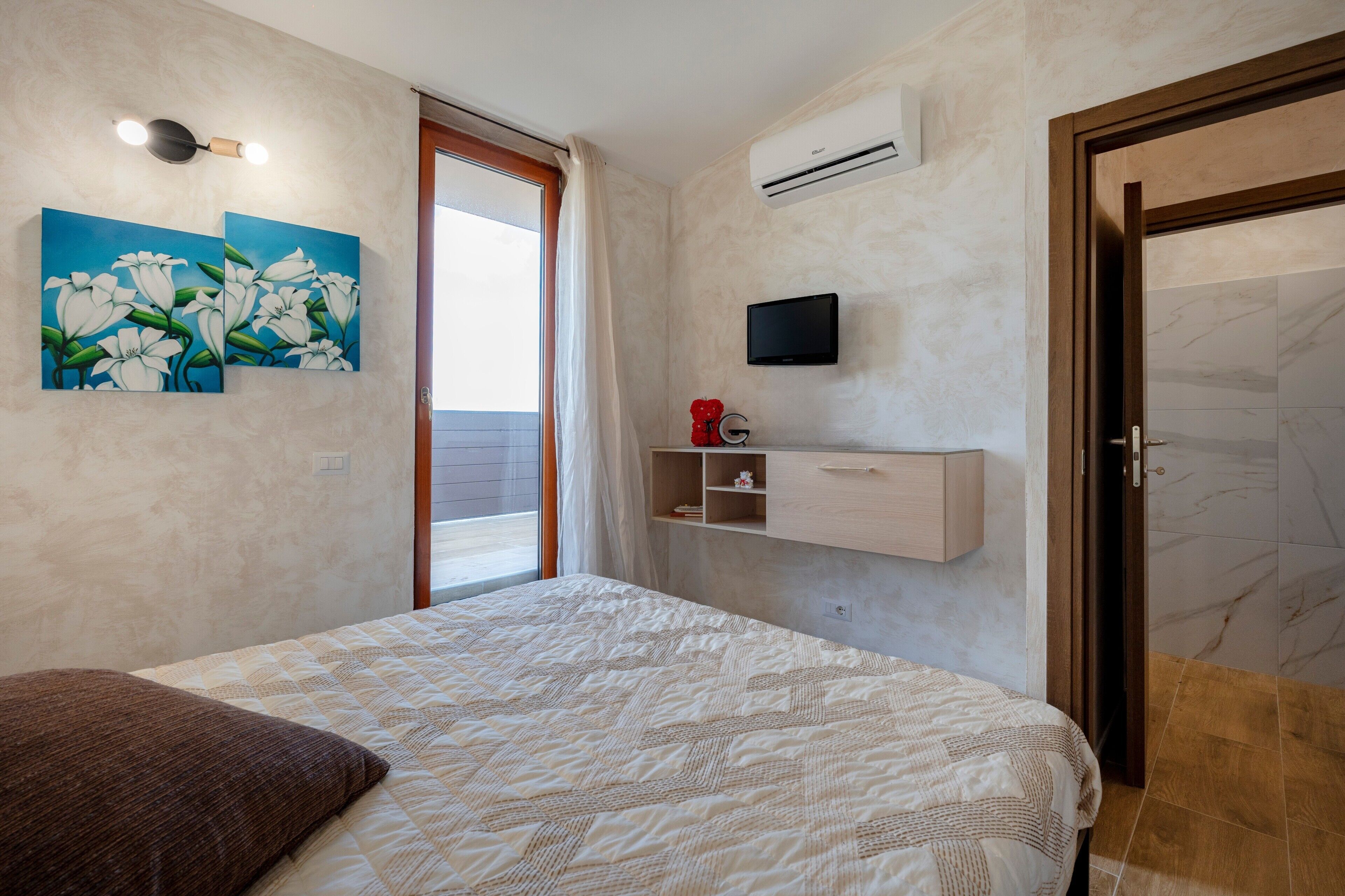 1 slaapkamer, een strijkplank/strijkijzer, wifi, beddengoed