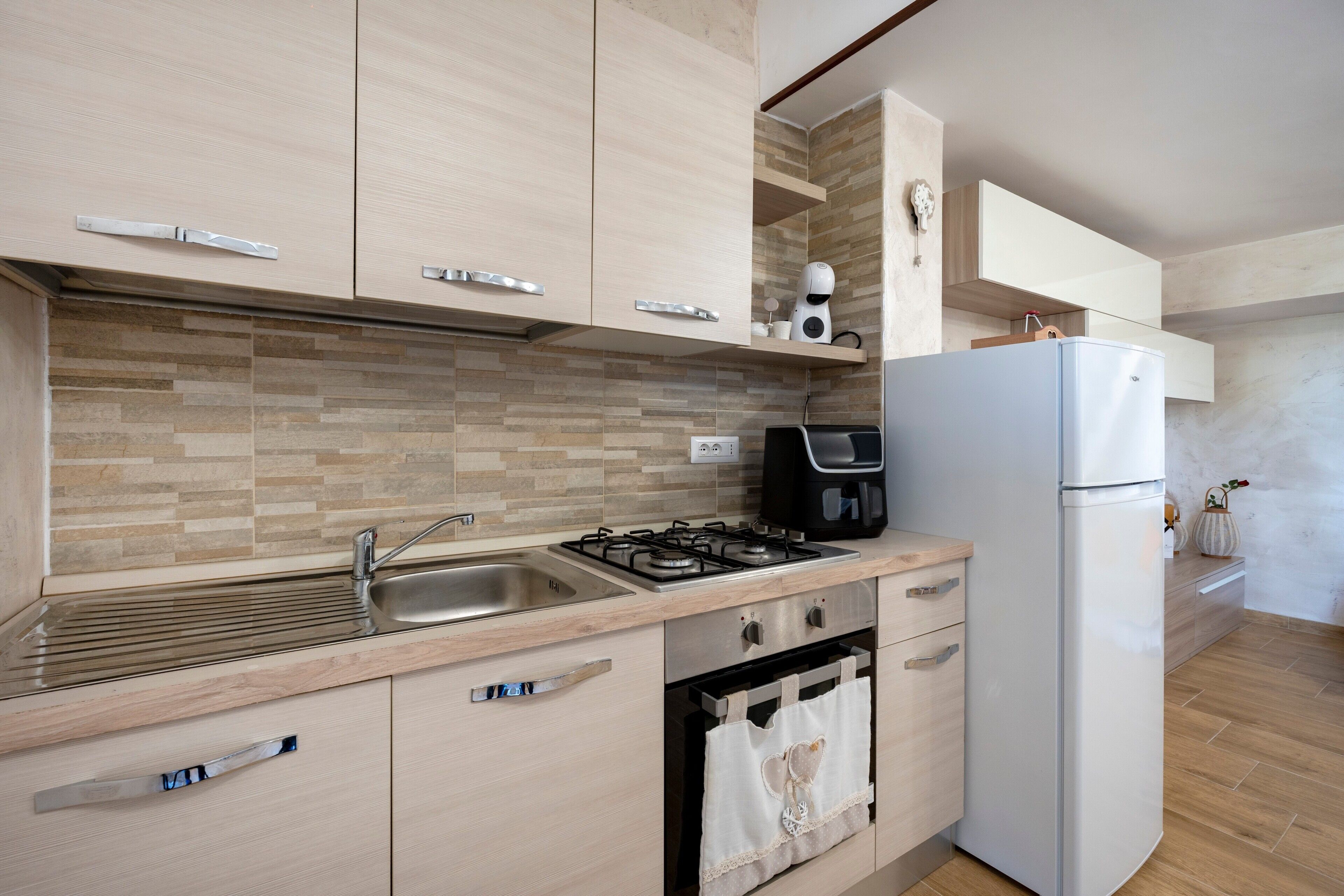 Frigorifero, microonde, forno, piano cottura