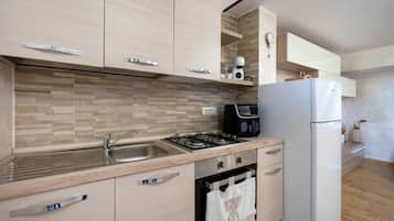 Frigorifero, microonde, forno, piano cottura