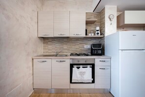 Frigorífico, microondas, horno y placa de cocina