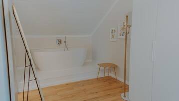 Suite, Balkon, Blick auf den Innenhof | Badezimmer