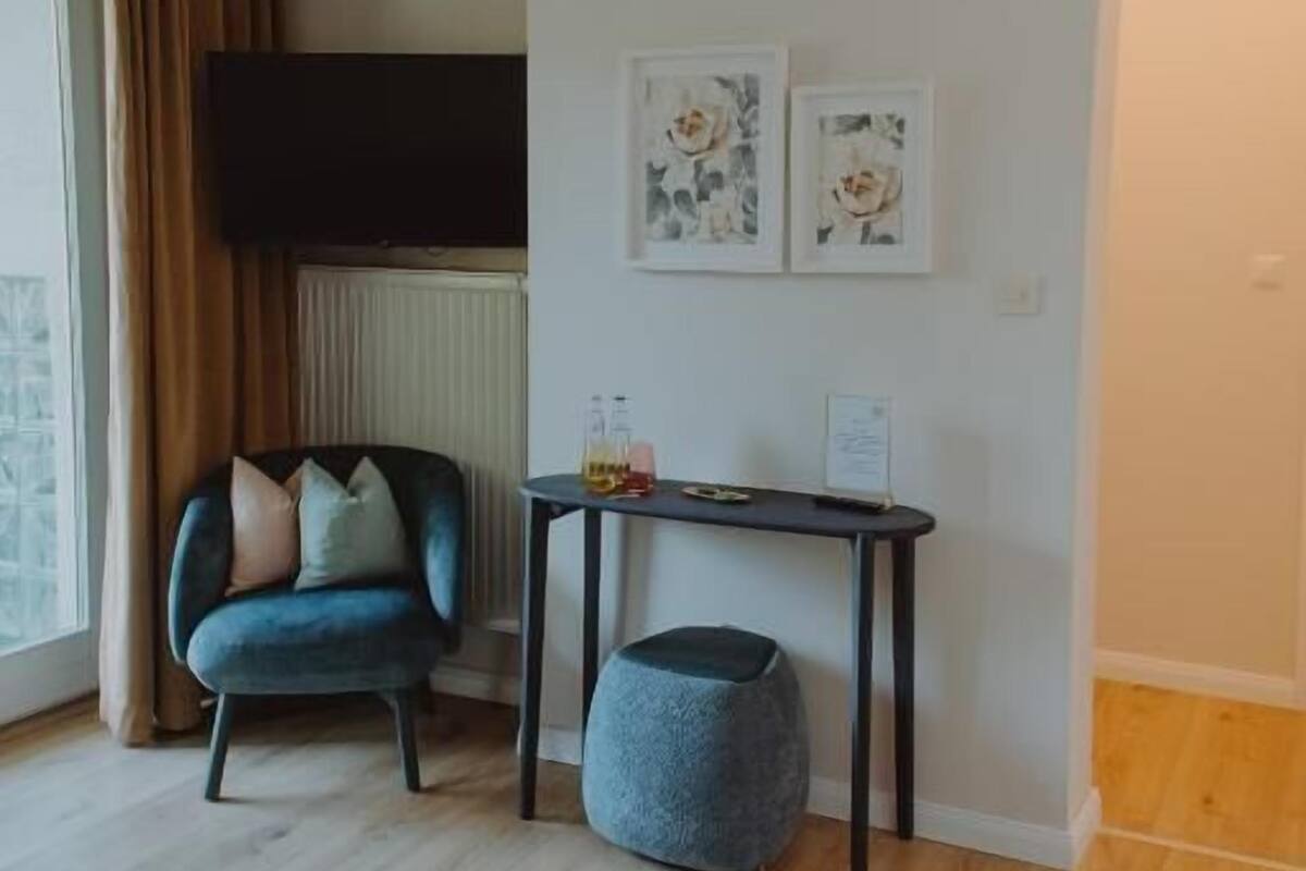 Family Room, Balcony, Courtyard View | Living area