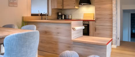 Réfrigérateur, micro-ondes, lave-vaisselle, cafetière/bouilloire