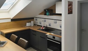 Réfrigérateur, micro-ondes, lave-vaisselle, cafetière/bouilloire