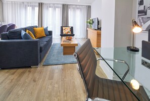 Comfort Apart Daire, 2 Yatak Odası, Özel Banyo, Şehir Manzaralı | Oturma alanı