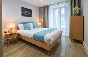 Leilighet – comfort, 2 soverom, privat bad, byutsikt | Safe på rommet, blendingsgardiner og strykejern/-brett