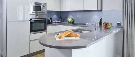 Comfort-lejlighed - 2 soveværelser - privat badeværelse - byudsigt | Privat køkken | Køleskab, mikrobølgeovn, ovn, kogeplade