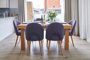 Comfort Apartment, 2 Bedrooms, Private Bathroom, City View | Living area