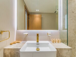Deluxe Apartment, Balcony, City View | Bathroom