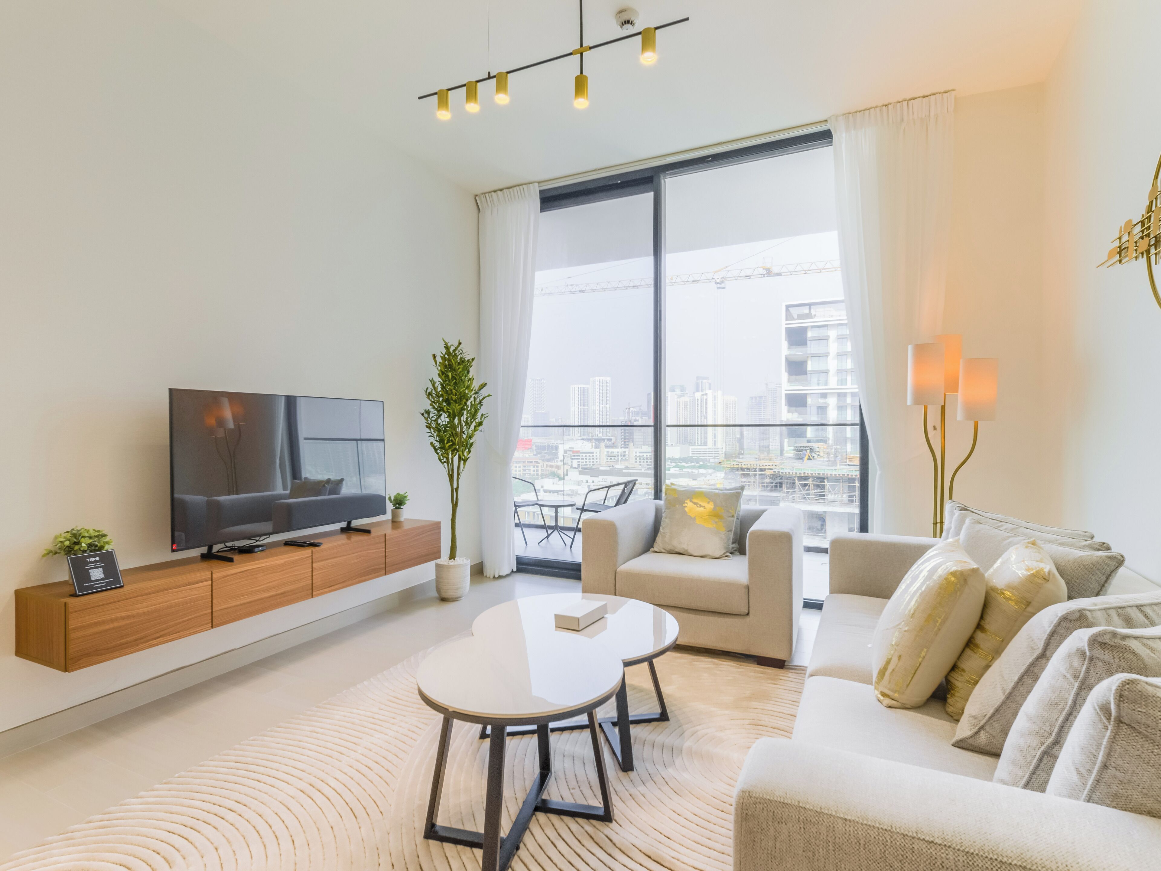 Apartamento luxo, sacada, vista para a cidade | Área de estar | Smart TV 55 polegadas com canais digitais