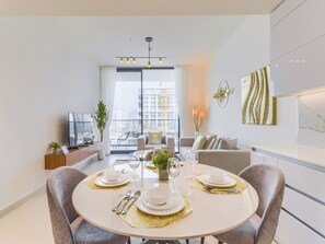 Deluxe Apartment, Balcony, City View | In-room dining