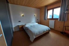 4 bedrooms, iron/ironing board, WiFi