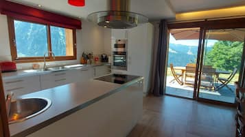 Frigorífico, microondas, horno y placa de cocina