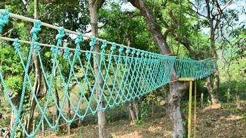 Un puente colgante en un área boscosa.
