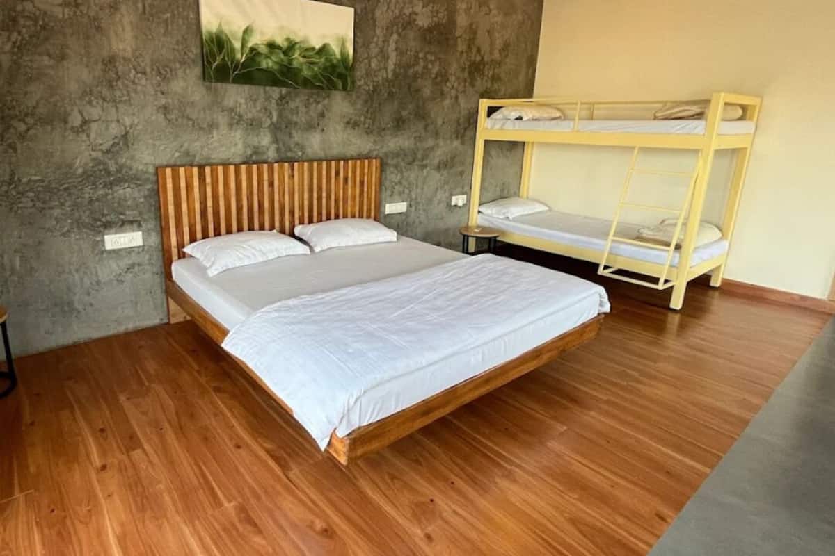 Quarto casal, sacada, vista para a piscina