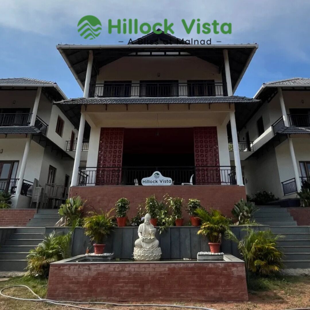 En byggnad med en skylt som visar texten: ”Hillock Vista – Ett Hillock Malnad-hotell”.