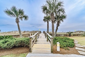 Signature Condo, 3 Bedrooms, Balcony, Beach View | Private kitchen