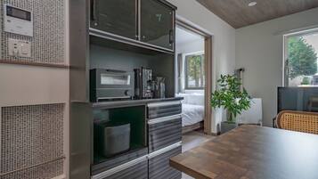 Refrigerador, microondas y periquera