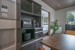 Refrigerador, microondas y periquera