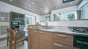 Refrigerador, microondas, silla alta para bebés