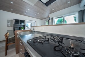 Refrigerador, microondas, silla alta para bebés