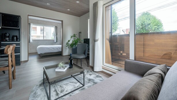 Un salon moderne avec un canapé, une table basse et un coin repas.