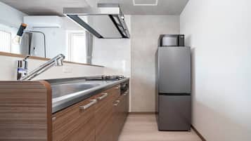 Refrigerador, microondas y periquera