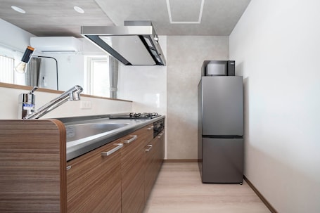 Refrigerador, microondas, silla alta para bebés