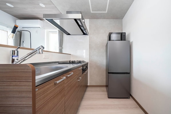 Refrigerador, microondas y periquera