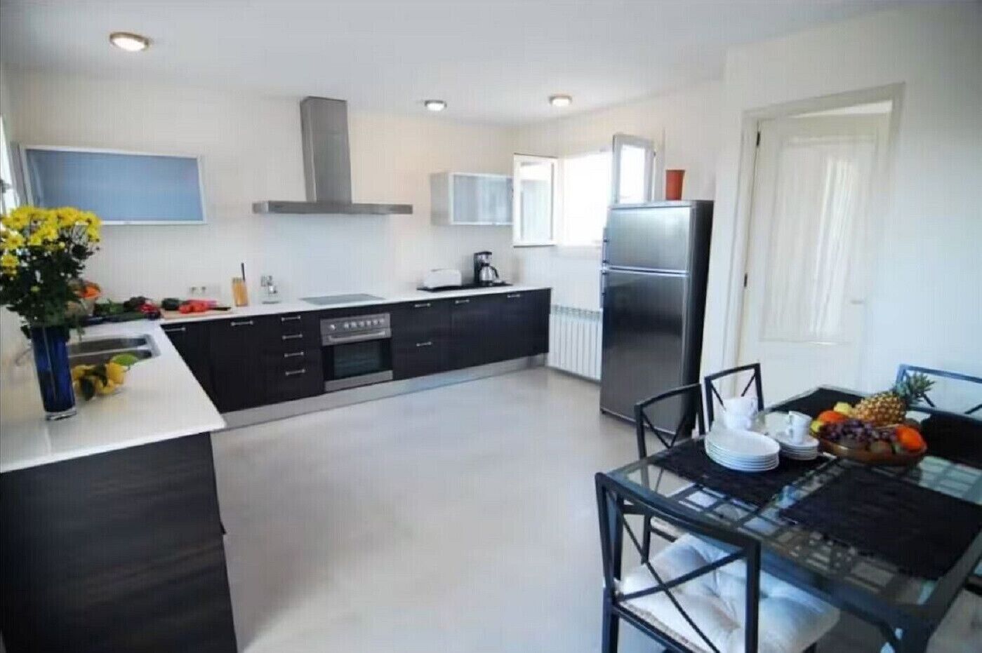 Een koelkast, een microgolfoven, een oven, een vaatwasser