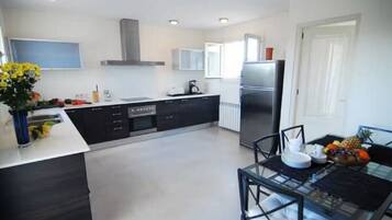 Een koelkast, een microgolfoven, een oven, een vaatwasser