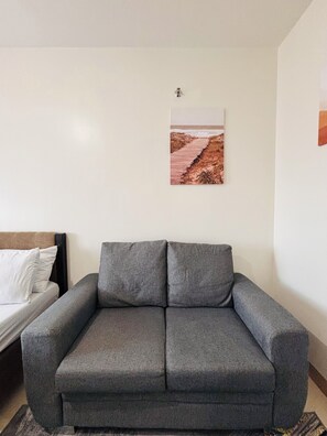 Room, 1 Bedroom, Balcony | Living area