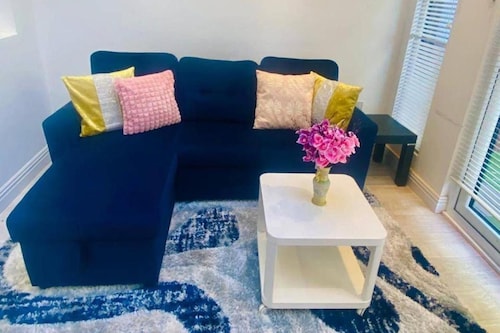 House - Sleeps 8 - Garden - Parking